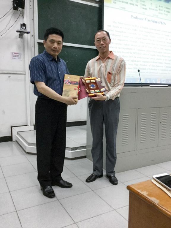 郭桂航院长向毛思慧教授赠授纪念品