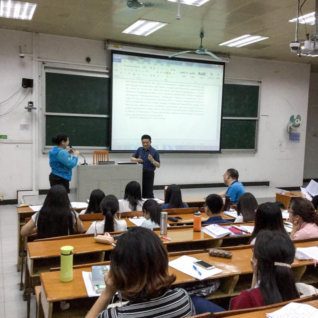 毛思慧教授耐心解答学生的问题