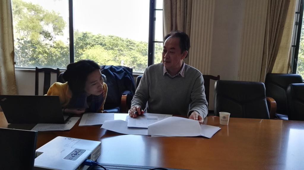 胡光伟在为老师解答统计学问题