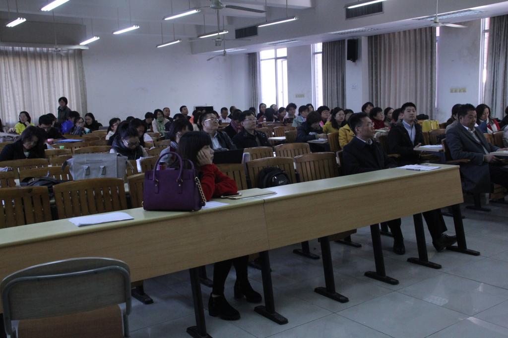 老师们在认真聆听