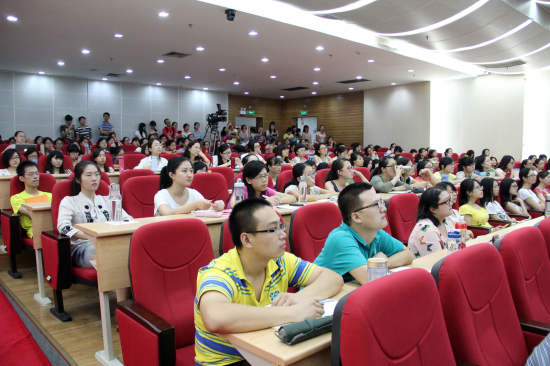 座无虚席 座无虚席