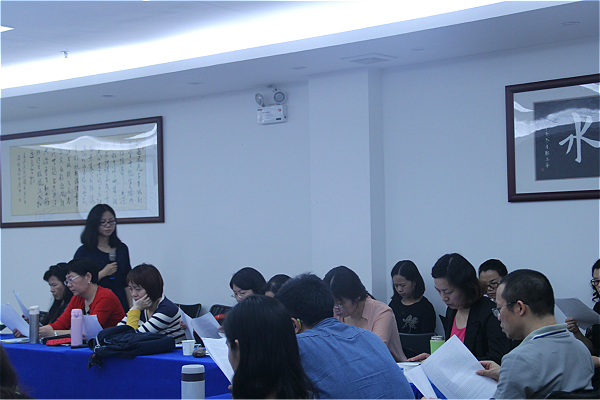 在场教师阅读吕琳琼老师为课程准备的课例资料