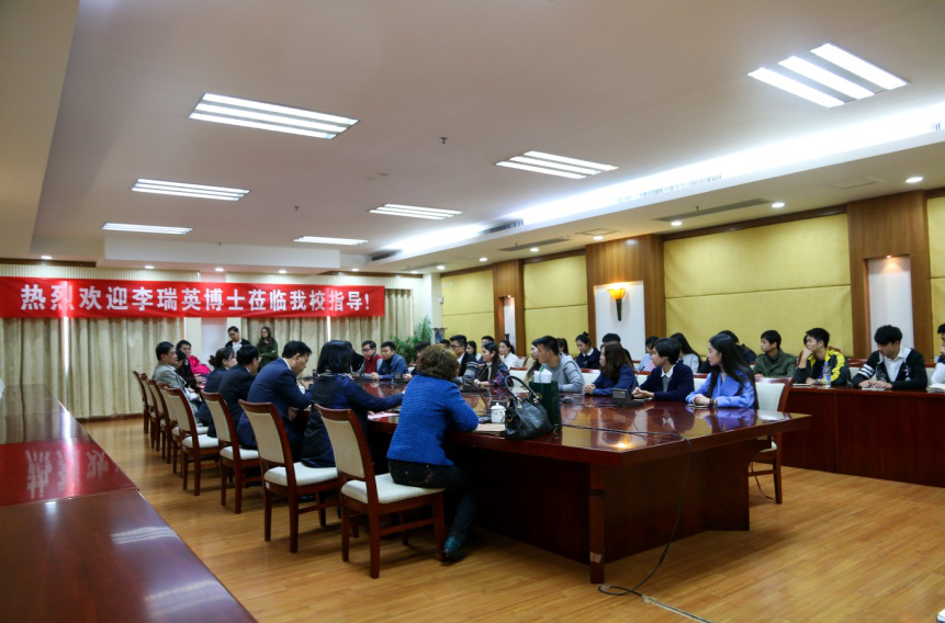 李瑞英与播主专业学生座谈