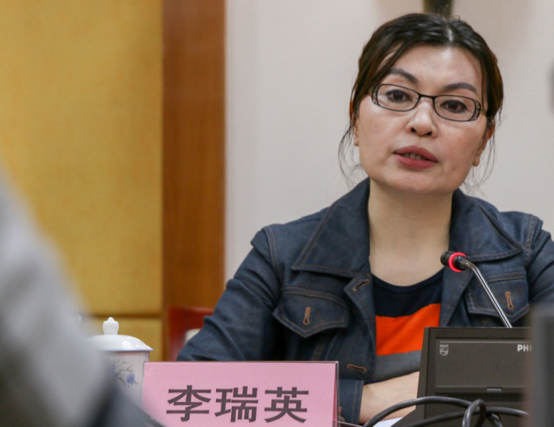 李瑞英热情回答学生的问题