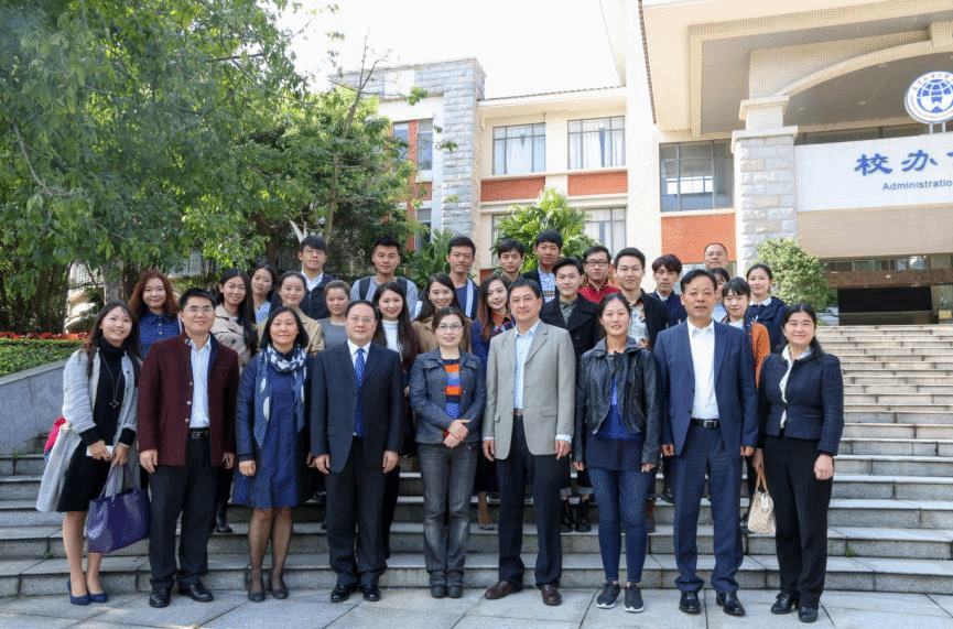 李瑞英与部分领导、师生合影